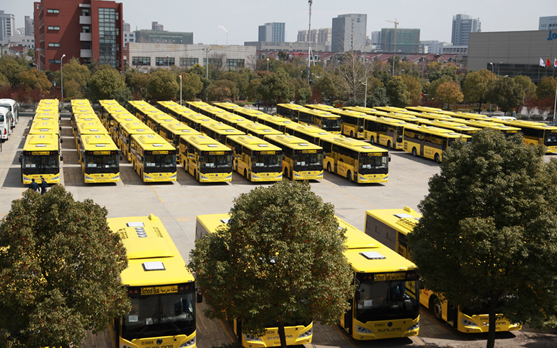 2015年，120臺(tái)SLK6109校車(chē)在申龍工廠(chǎng)整裝待發(fā)沙特市場(chǎng)。
