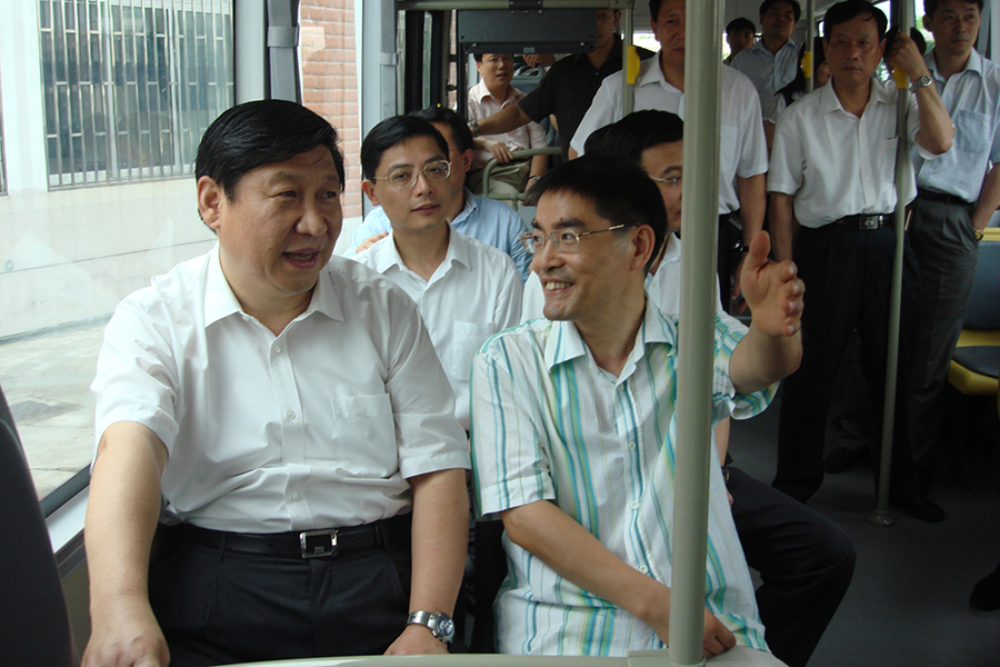 2007年國(guó)家主席習(xí)近平（時(shí)任上海市市委書(shū)記）試乘申龍汽車首輛氫燃料電池公交車，并在試乘后給予了高度評(píng)價(jià)