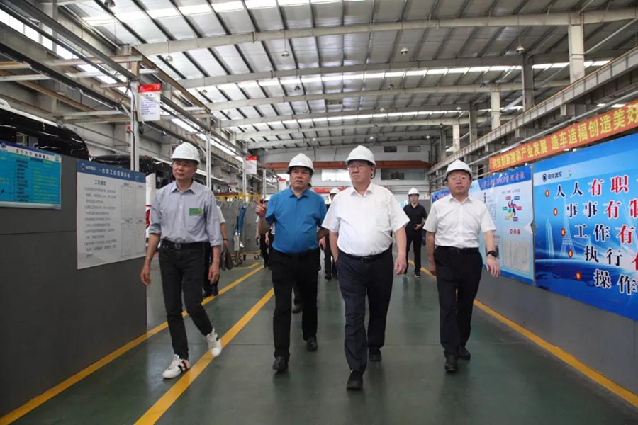 2021年6月7日山東省菏澤市人大常委會(huì)主任、黨組書(shū)記尹玉明、菏澤市政府副市長(zhǎng)曹升靈等一行蒞臨上海申龍考察調(diào)研